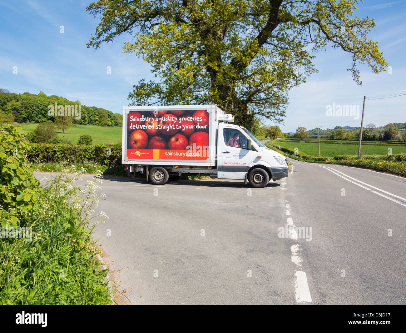 Sainsbury Lieferwagen in der ländlichen Umgebung der Derbyshire Dales in der Nähe von Wirksworth, England. Stockfoto