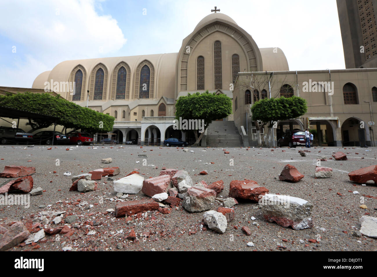 Steinwürfe auf dem Boden der St.-Markus Kathedrale in Kairo, Sitz des Papstes Tawadros II, dem Oberhaupt der koptischen Kirche in Ägypten Stockfoto