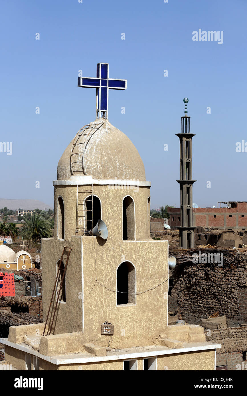Christian Kreuz auf eine koptische Kirche und Cresent auf das Minarett der Moschee in Oberägypten Stockfoto
