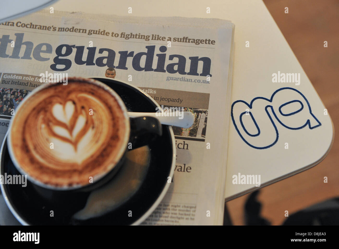 Shoreditch, London, Uk. 30. Mai 2013. Das Guardian-Papier und eine Tasse Kaffee von Guardian im #Guardiancoffee Shop in Shoreditch. #Guardiancoffee einem temporären Popup-Café in Shoreditch öffnet für drei Monate mit iPads auf den Tischen und einem interaktiven Bildschirm zeigt Tweets und Kaffee-Verkauf. Bildnachweis: Matthew Chattle/Alamy Live-Nachrichten Stockfoto