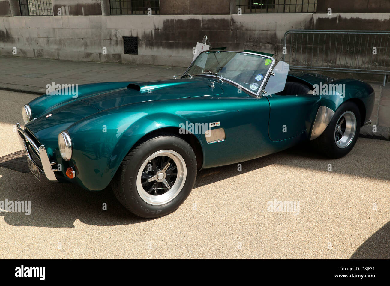 Blick auf eine klassische 427 Ford/Shelby AC Cobra auf dem Display an der alten Nabel College in Greenwich. Stockfoto