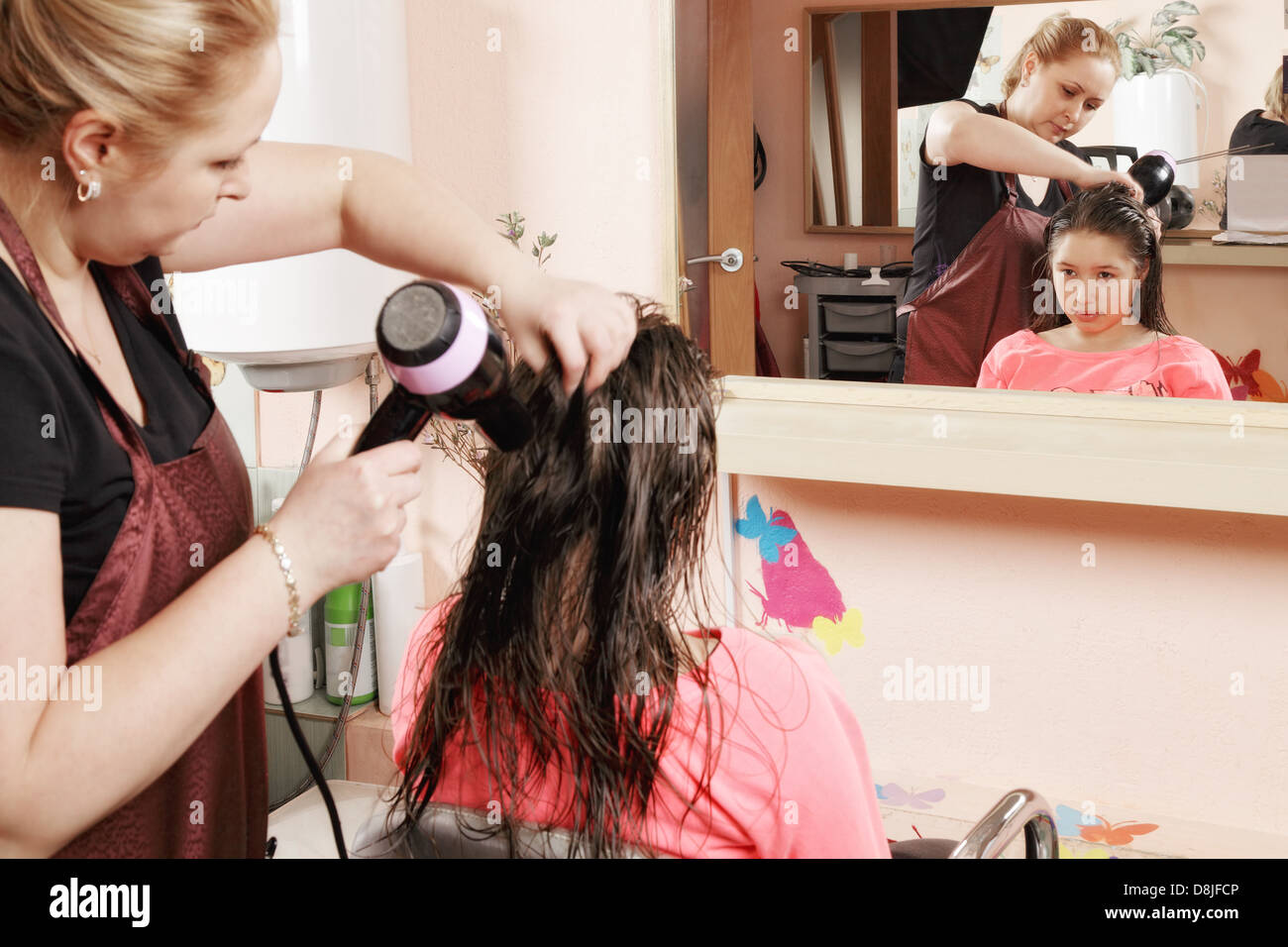 Friseur trocknen Teenager Haare Stockfoto