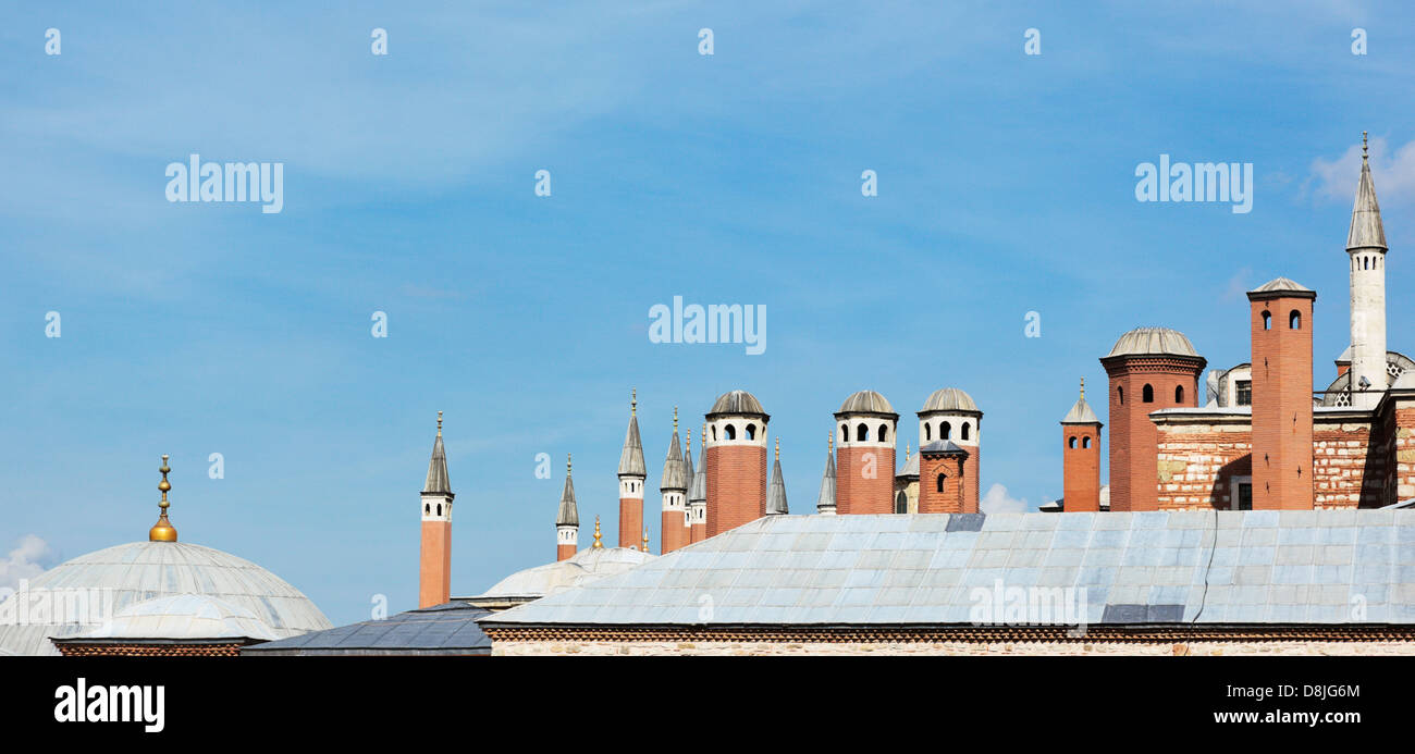 Schornsteine auf dem Dach der Topkapi-Palast-Sultanahmet-Istanbul-Türkei Stockfoto