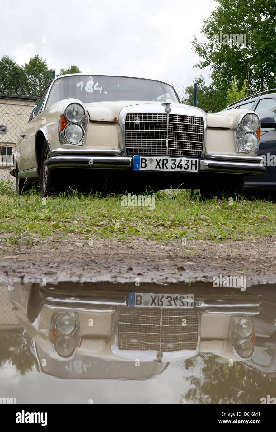 Ein Mercedes Benz 280 SE von 1969 ist in Wandlitz, Deutschland, 30. Mai 2013 abgebildet. Das Auto kann durch Versteigerung 31. Mai 2013 in Berlin erworben werden. Foto: JÖRG CARSTENSEN Stockfoto
