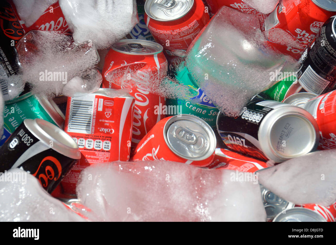 Dosen mit kalten Getränken oder Getränkedosen in Eiswasser Stockfoto