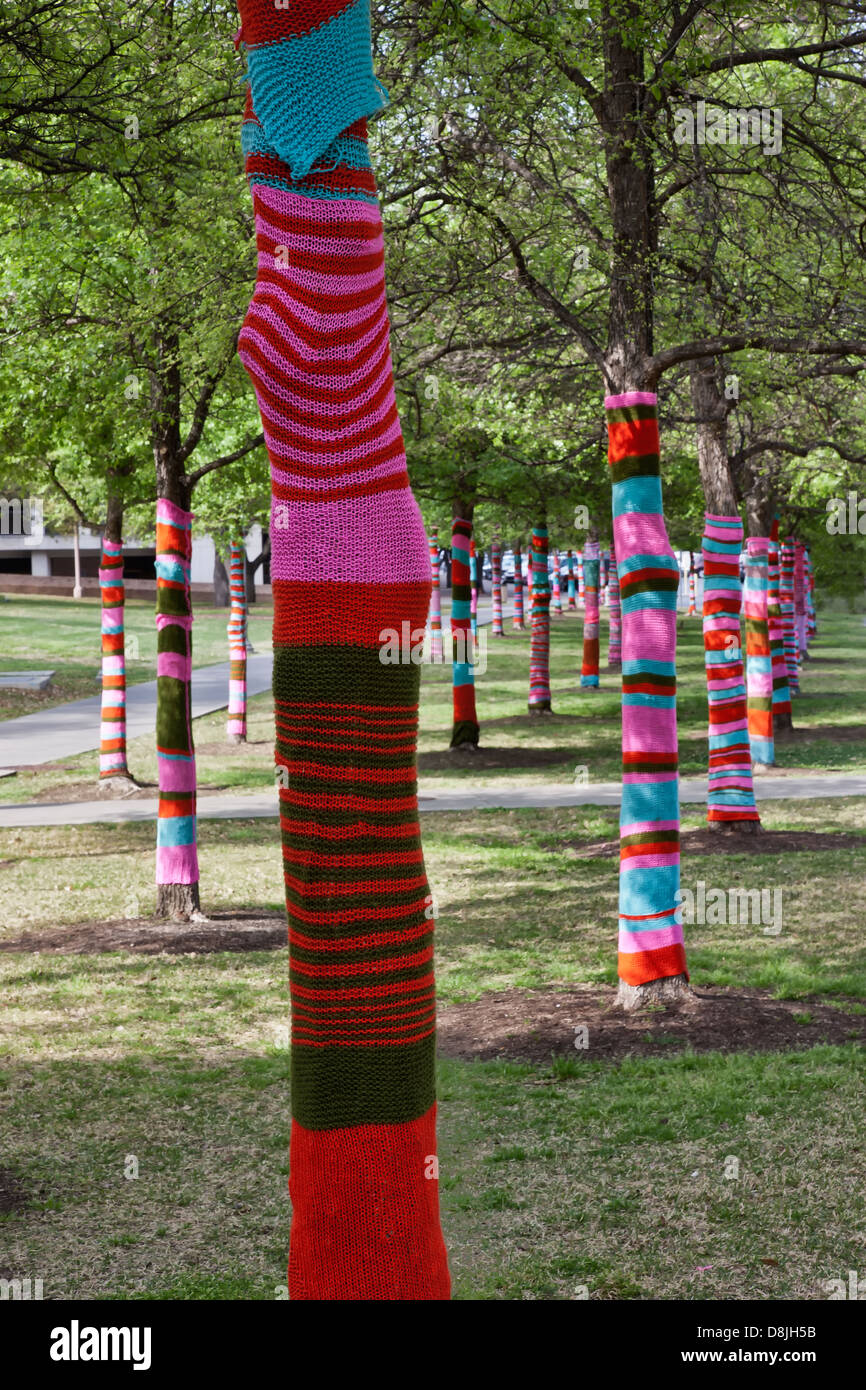 Stricken bombardiert Bäume, Blanton Museum Of Art. Stockfoto