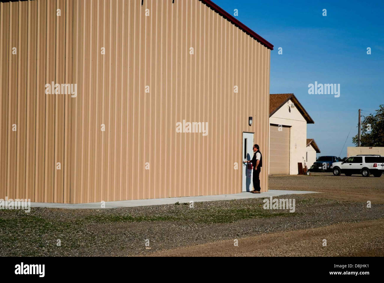 Ein neues Lagergebäude mit einfacher, funktionaler Bauweise, das in der Regel für die Lagerung von Waren oder Geräten in industriellen oder kommerziellen Umgebungen verwendet wird. Stockfoto