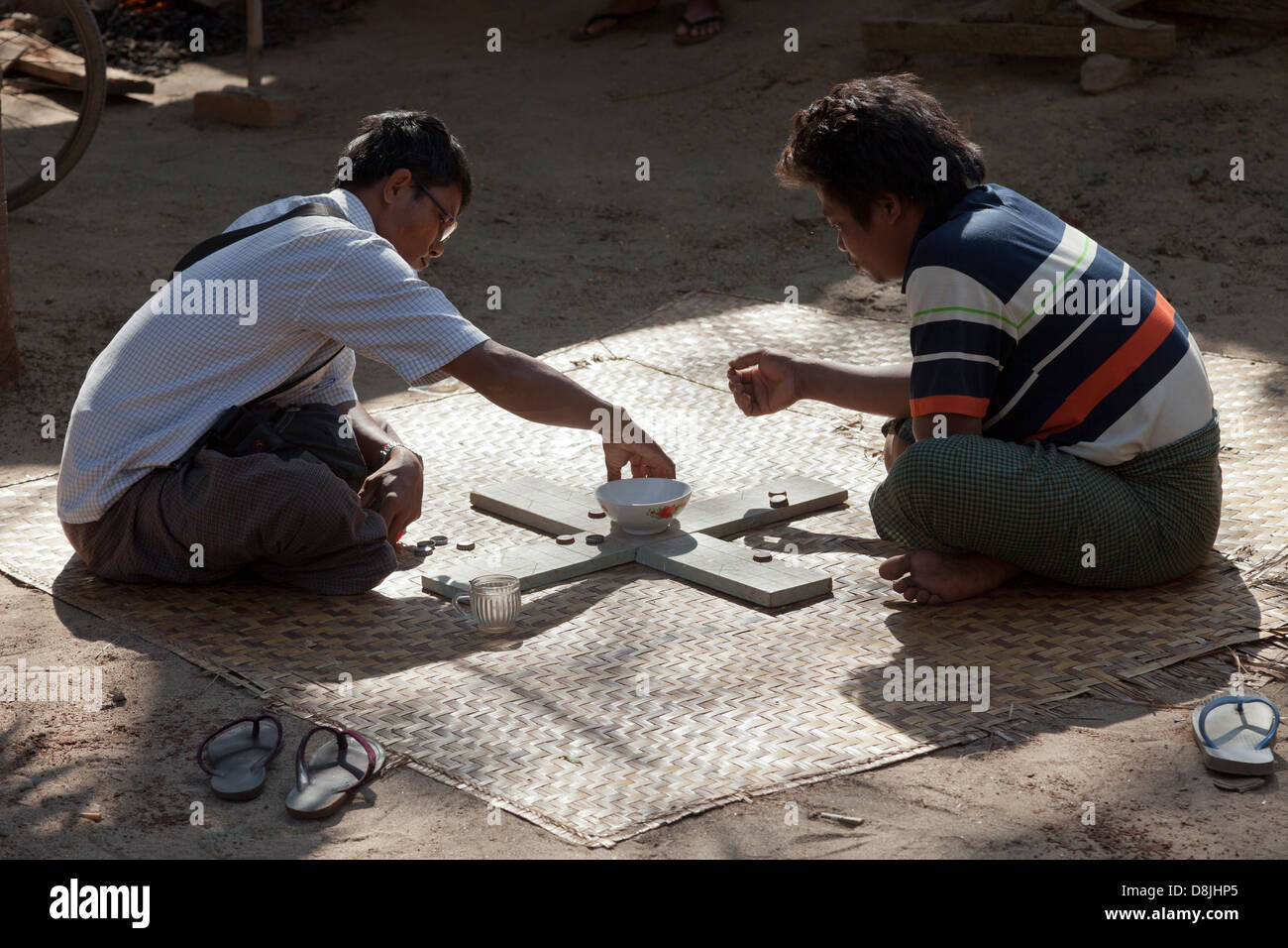 Ungewöhnliche Brettspiel gespielt wird auf der Straße, Mandalay Myanmar 2 Stockfoto