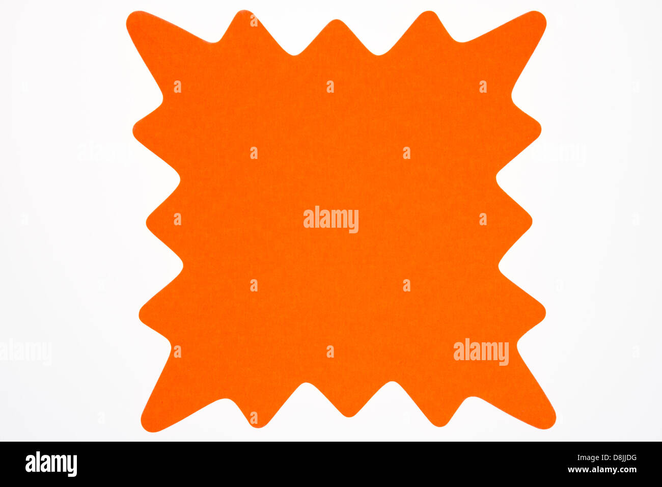 Eine leere orange sternförmige Zeichen in der Regel verwendet, um Verkäufe zu werben und Specials, die isoliert auf weiss. Stockfoto