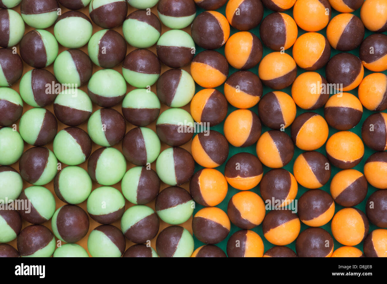 Nestle Aero blasen zwei getönten Muster. Schokolade Süßigkeiten Muster von oben Stockfoto