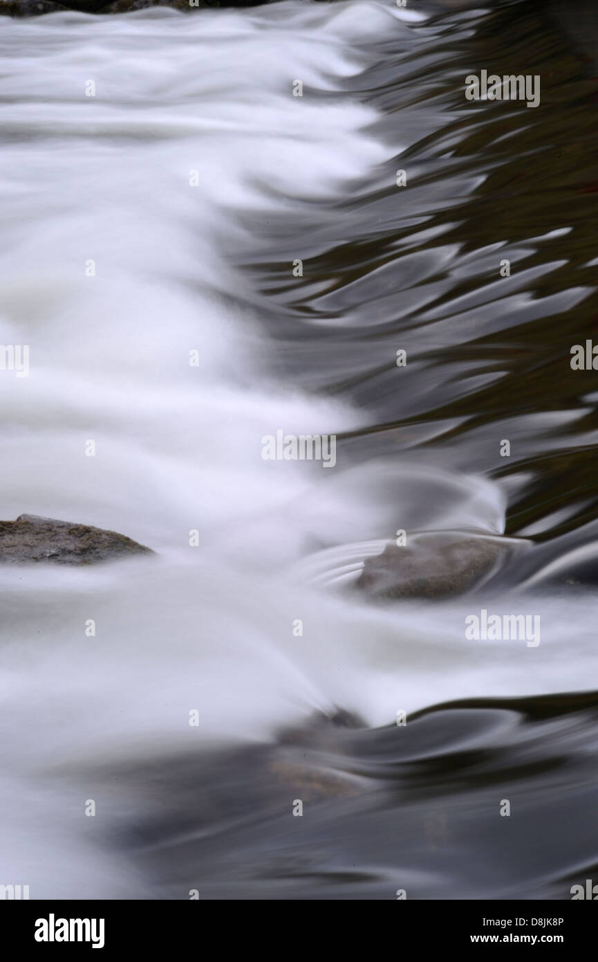 Nahaufnahme des Wassers, das aus Grasmere "Lake District" in Richtung Rydal Wasser Stockfoto