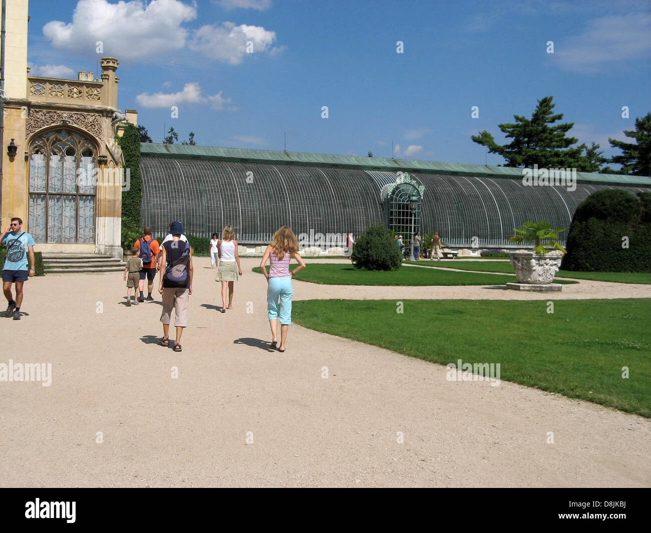 Dieses Bild zeigt ein altes Glashaus, das normalerweise für den Anbau von Pflanzen in kontrollierten Umgebungen verwendet wird. Die Glasstruktur wird mit zunehmendem Alter getragen und bietet einen Einblick in frühere Gartenbaupraktiken und Grünbaumethoden. Stockfoto