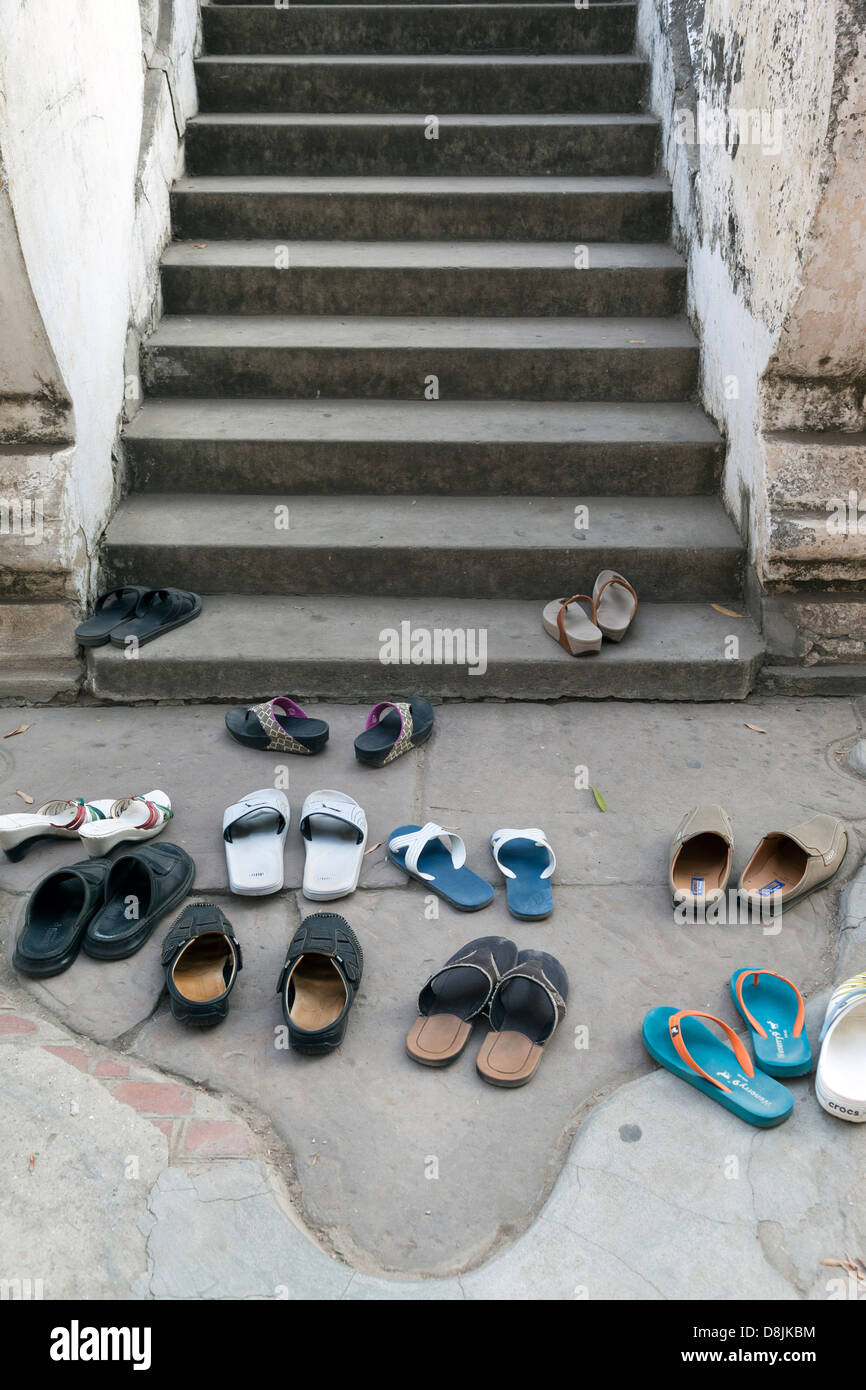 Schuhe links außen Shwe Inbin Kloster, Mandalay, Myanmar Stockfoto