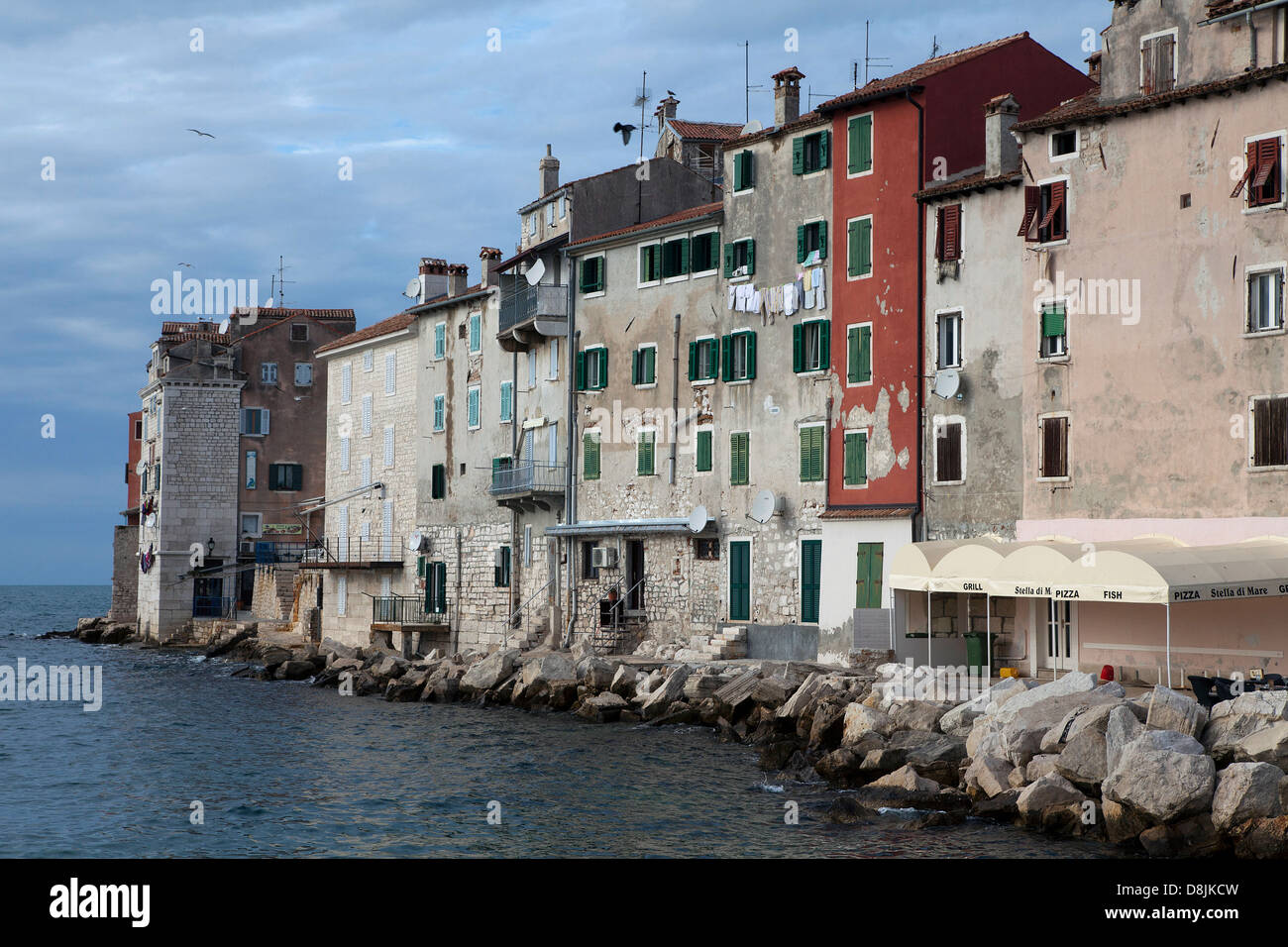 Das Wasser aus dem Zoll Wharf in Rovinj, Kroatien. Stockfoto