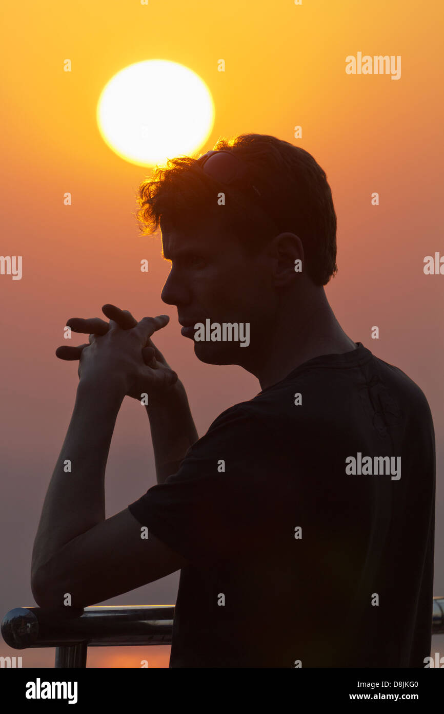 Silhouette Mann auf Mandalay Hill Aussichtspunkt bei Sonnenuntergang, Myanmar Stockfoto