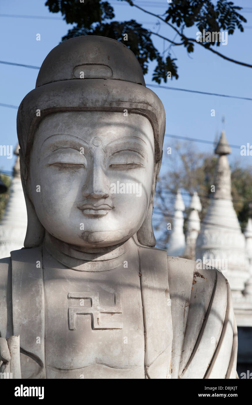 Stone Carving Workshop in Mandalay, Myanmar - Buddha mit Hakenkreuz Stockfoto