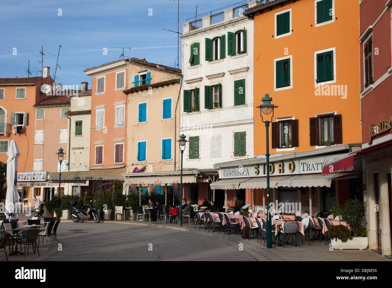 Bunte Gebäude Obala Alda Rismonda in Rovinj, Kroatien. Stockfoto