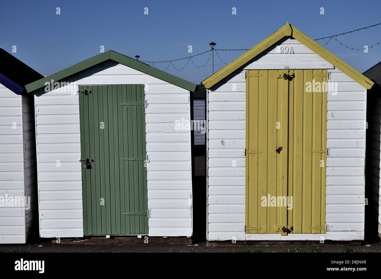 Niedrige Sättigung Bild von bunten Strandhäuschen, Preston, Paignton, Devon Stockfoto