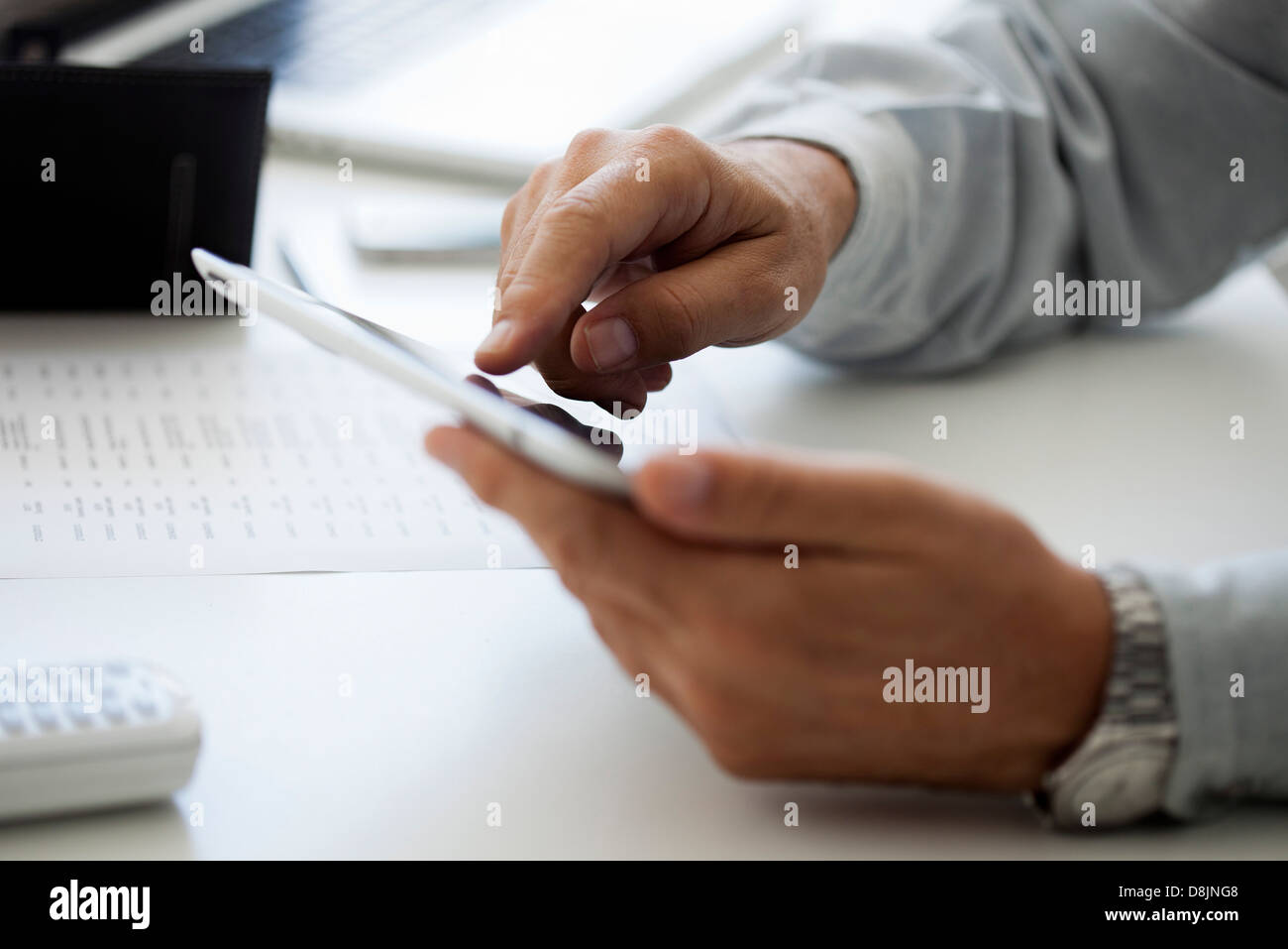 Mann mit Touch-Screen auf digital-Tablette, beschnitten Stockfoto