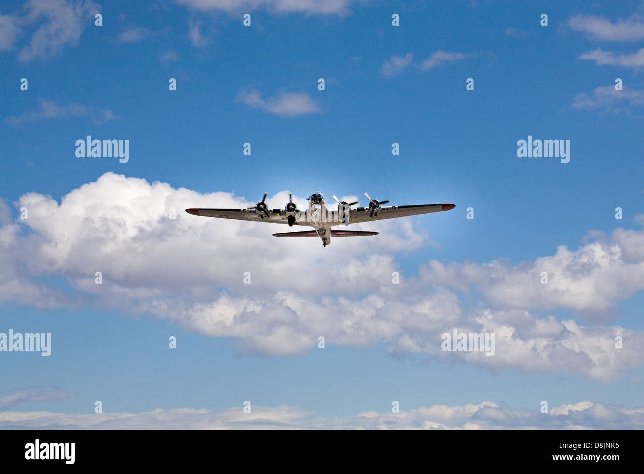 Eine restaurierte Zweiter Weltkrieg-Bomber fliegen overhead in Bend, Oregon. Stockfoto