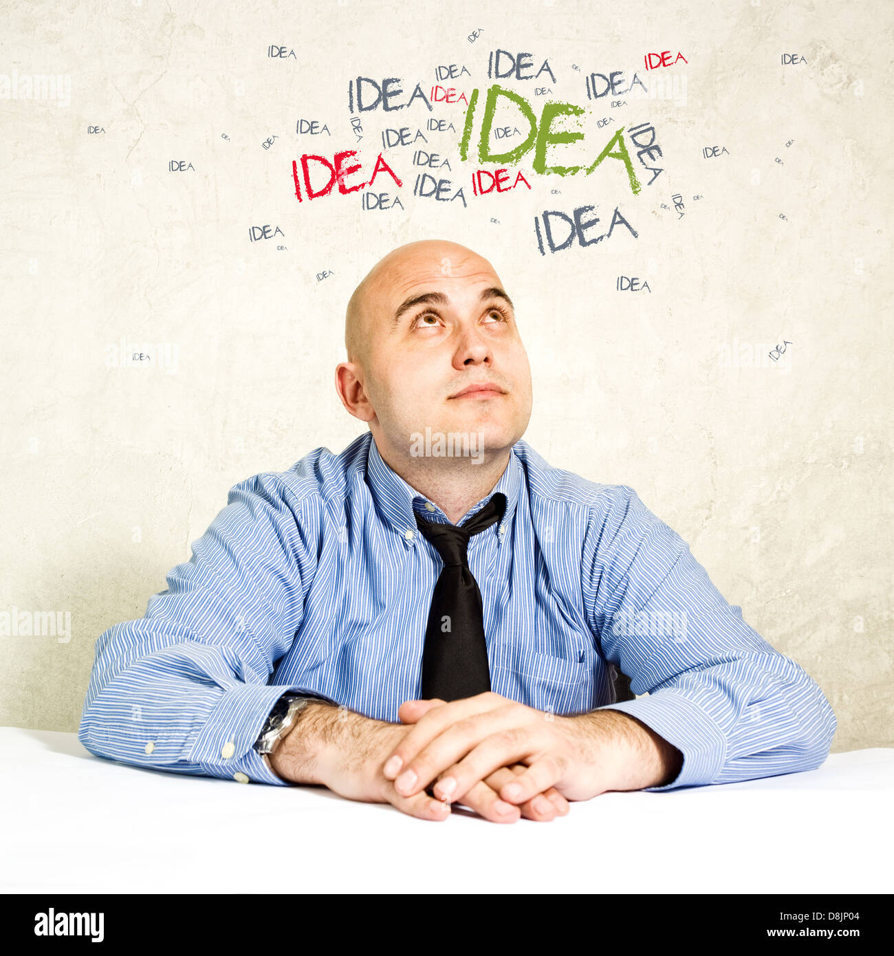 Geschäftsidee. Geschäftsmann, brainstorming und nachschlagen, Ideen Schwärmen um seinen Kopf. Stockfoto