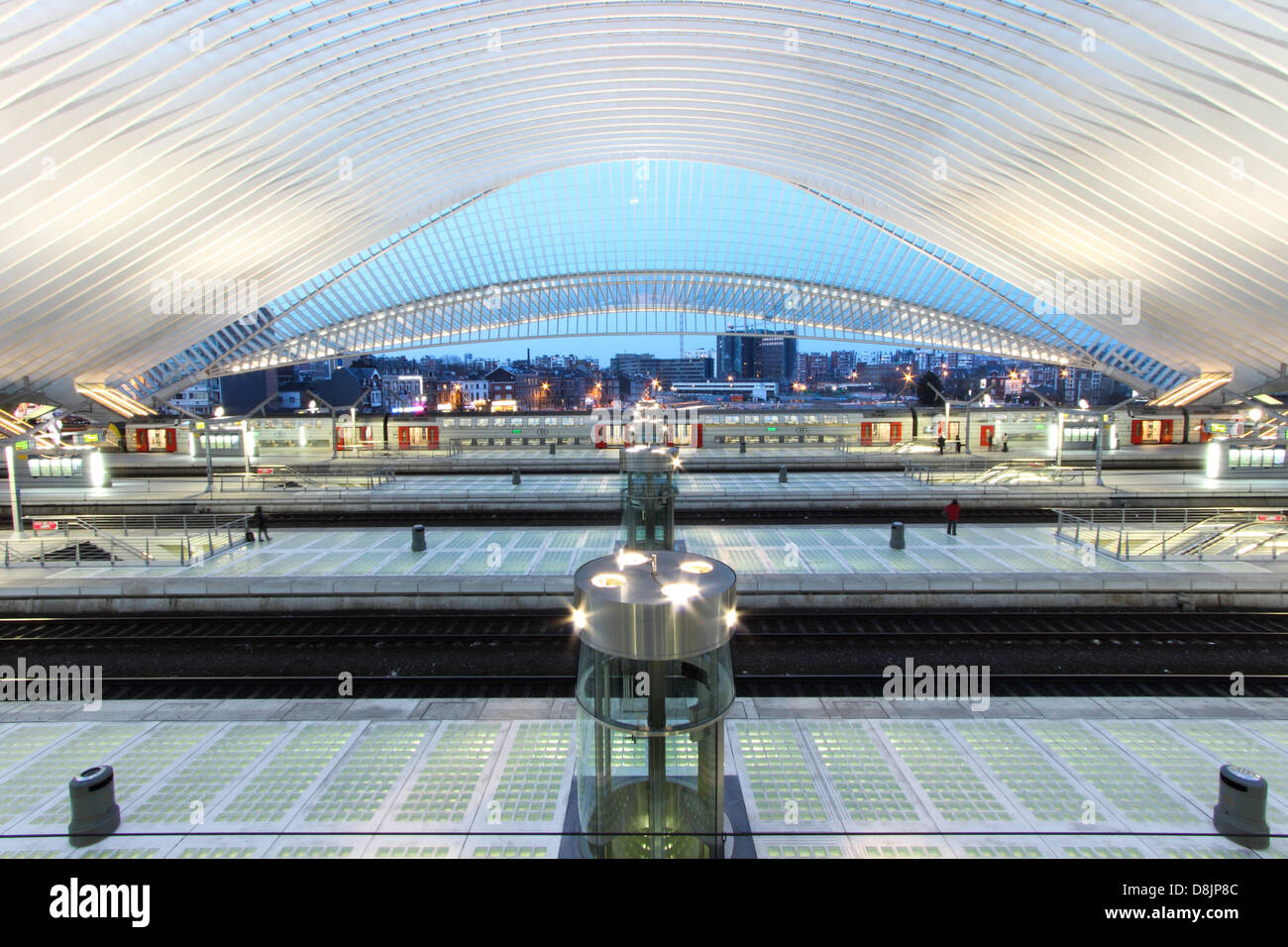 Guillemin-Bahnhof in der Nacht in Liebe, Belgien. Es ist der Architekt Calatrava Santiago. Stockfoto