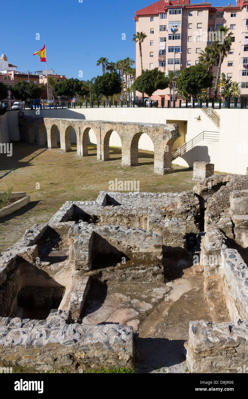 Reste der römischen Wasserleitung und Bäder in einem Apartment-Komplex im Zentrum von Almunecar Stockfoto