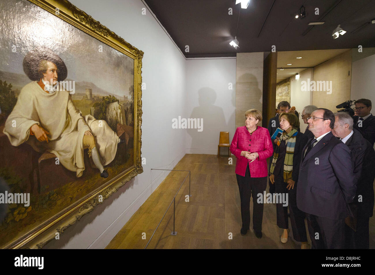 Paris, Frankreich. 30. Mai 2013. Bundeskanzlerin Angela Merkel und der französische Präsident Francois Hollande schauen Sie sich das Gemälde "Goethe in der römischen Campagna" ("Goethe in der Morgenrock Campagna") von Johann Heinrich Wilhelm Tischbein in Paris, Frankreich, 30. Mai 2013. Zu Beginn ihres Treffens besucht Merkel und Hollande die umstrittene Ausstellung deutscher Kunst im Louvre für ca. 45 Minuten. : Bildnachweis STEFFEN KUGLER: Dpa picture-Alliance/Alamy Live News Stockfoto