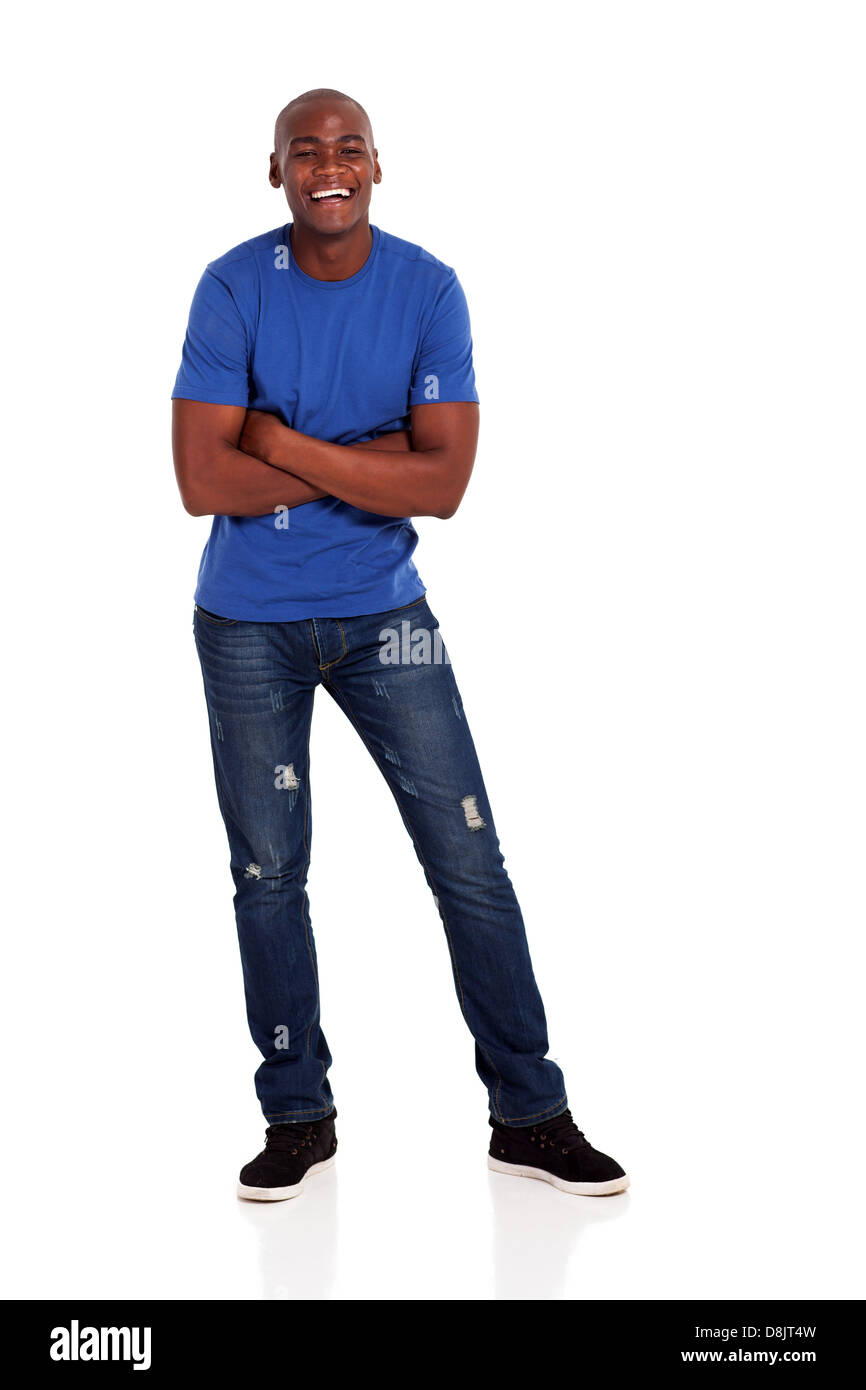 fröhliche junge afroamerikanische Mann mit verschränkten Armen auf weißem Hintergrund Stockfoto