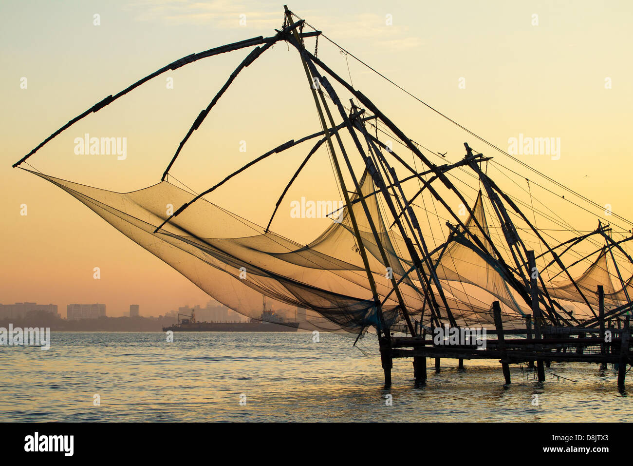 Chinesischen Fischernetz bei Sonnenaufgang in Cochin (Fort Kochi), Kerala, Indien Stockfoto