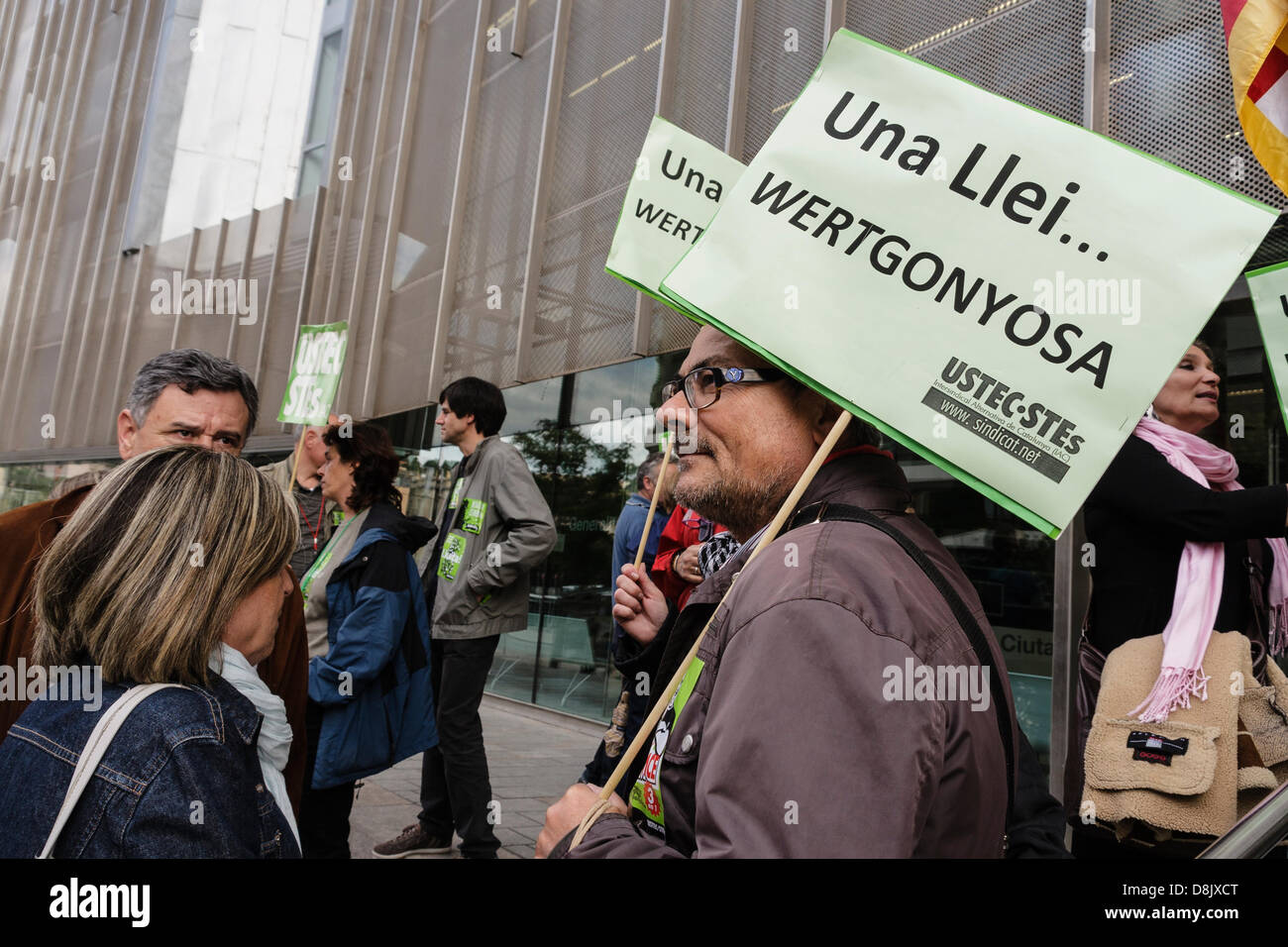 Girona, Spanien. 30. Mai 2013. Eine Gruppe von Lehrern sind vor der territorialen Dienste der Bildung (SSTT) gegen das Dekret der Vorlagen konzentriert. Dieses Dekret verlässt die Vorbereitung und Definition der Arbeitsplätze in den Händen der Manager von Schulen. Zur gleichen Zeit sind mehr Lehrer in den Städten Barcelona, Lleida und Tarragona Tortosa konzentriert. Bildnachweis: Pablo Guillen/Alamy Live-Nachrichten Stockfoto