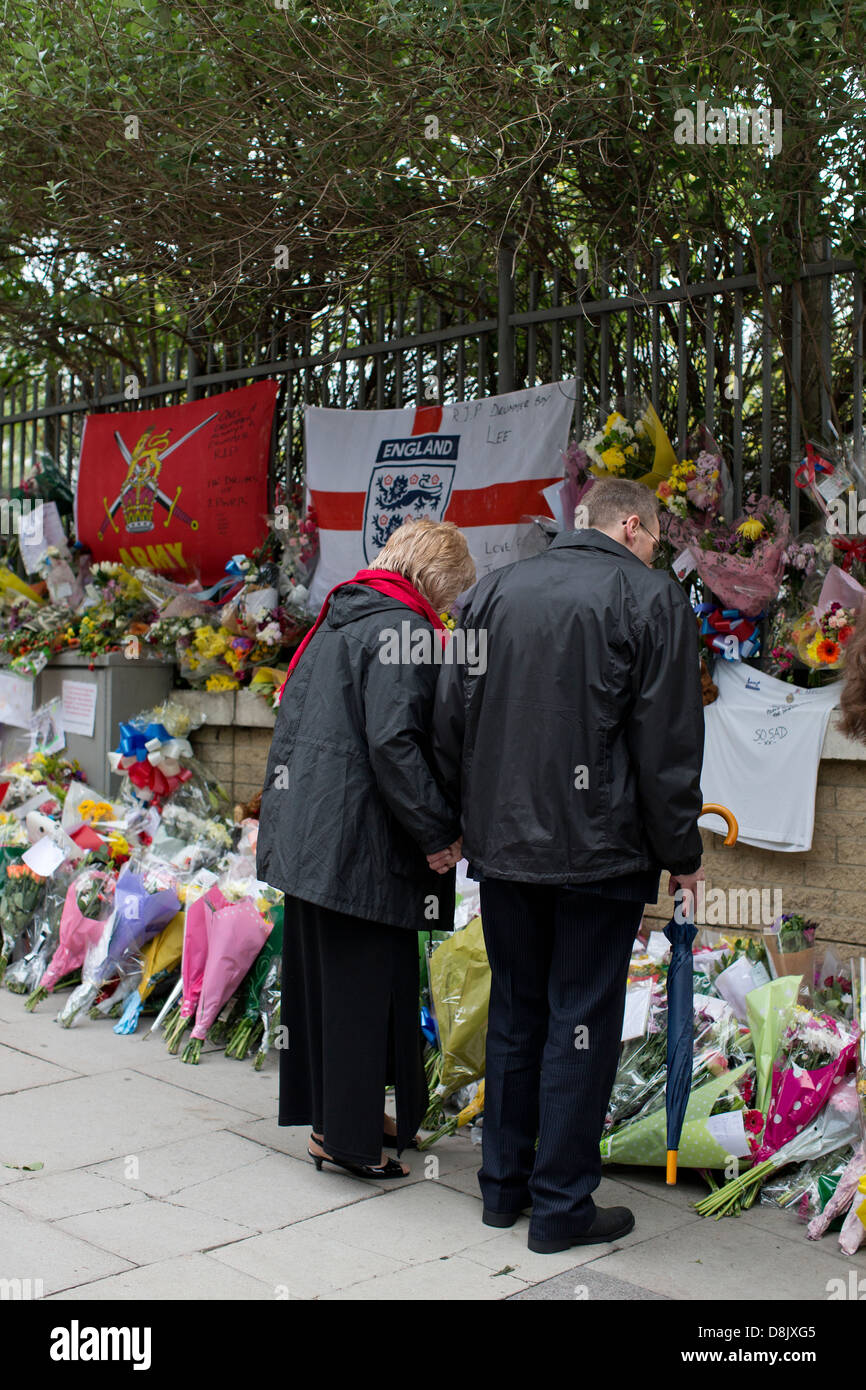 Blume sind links in der Szene wo Schlagzeuger Lee Rigby außerhalb Woolwich Barracks in London getötet wurde. Stockfoto