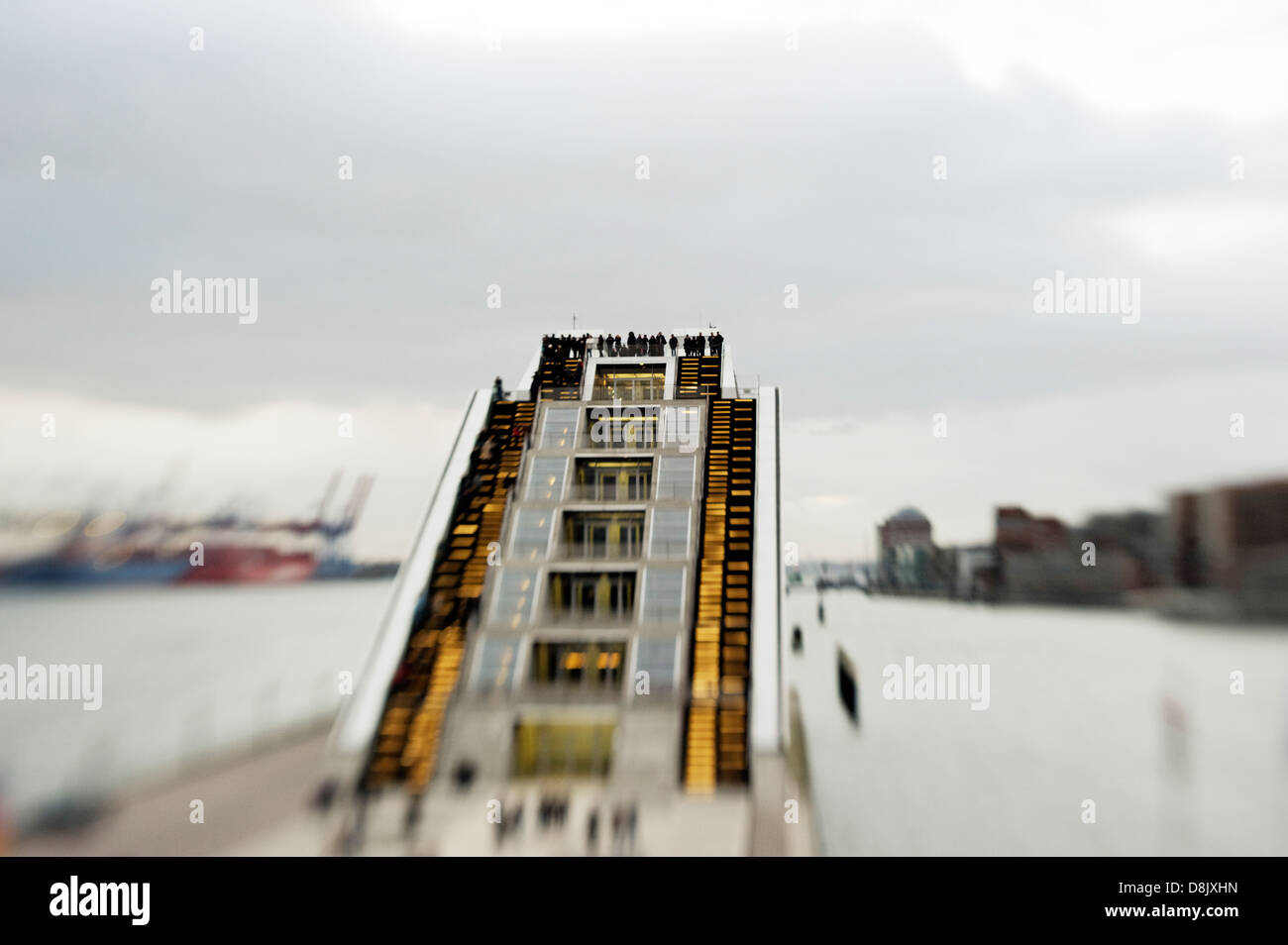 Dockland mit Touristen auf dem Dach, Altona, Hamburg, Deutschland, Europa Stockfoto