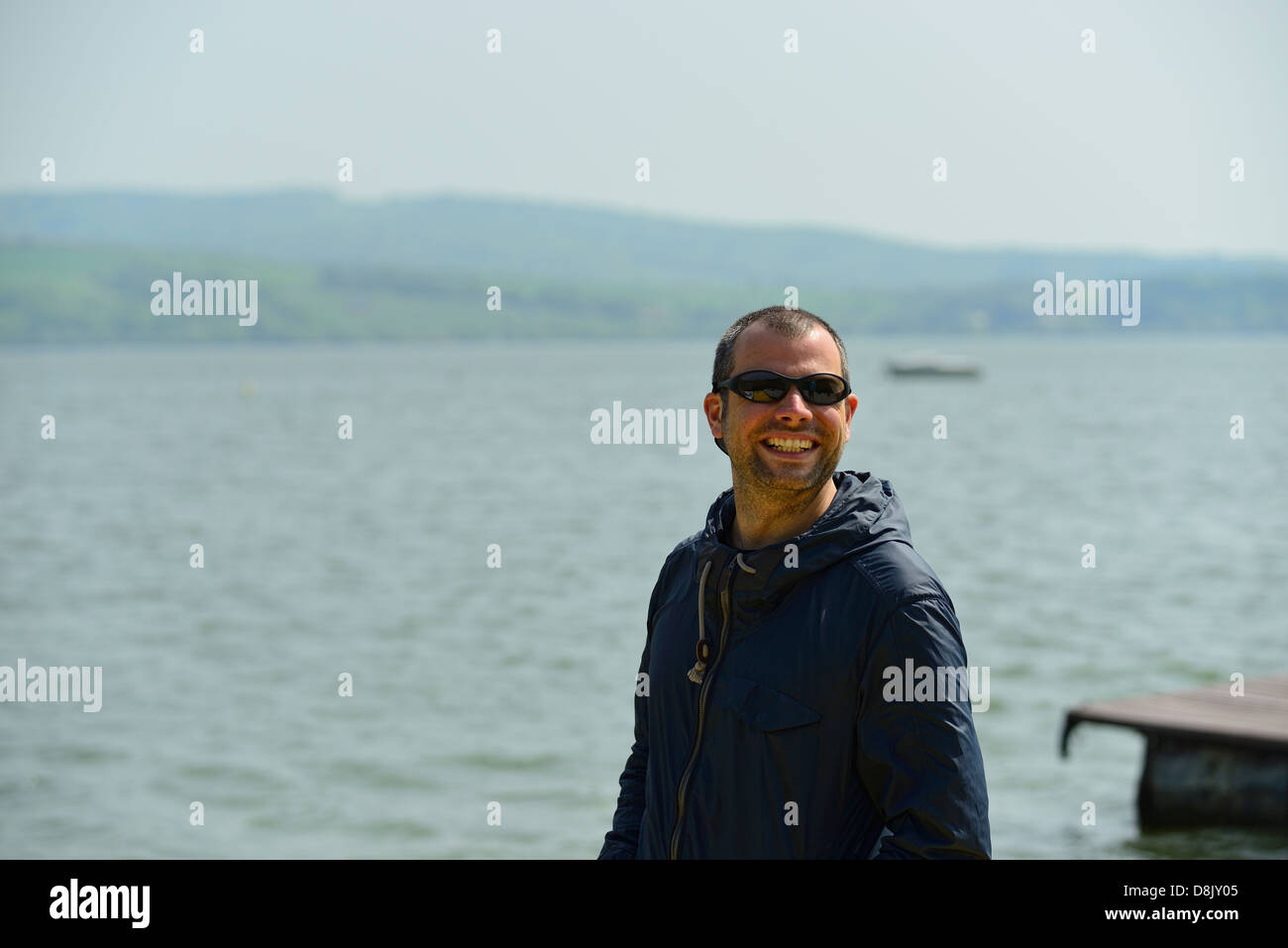 Mann mit einem schwimmenden Deck hinter, Lächeln Stockfoto