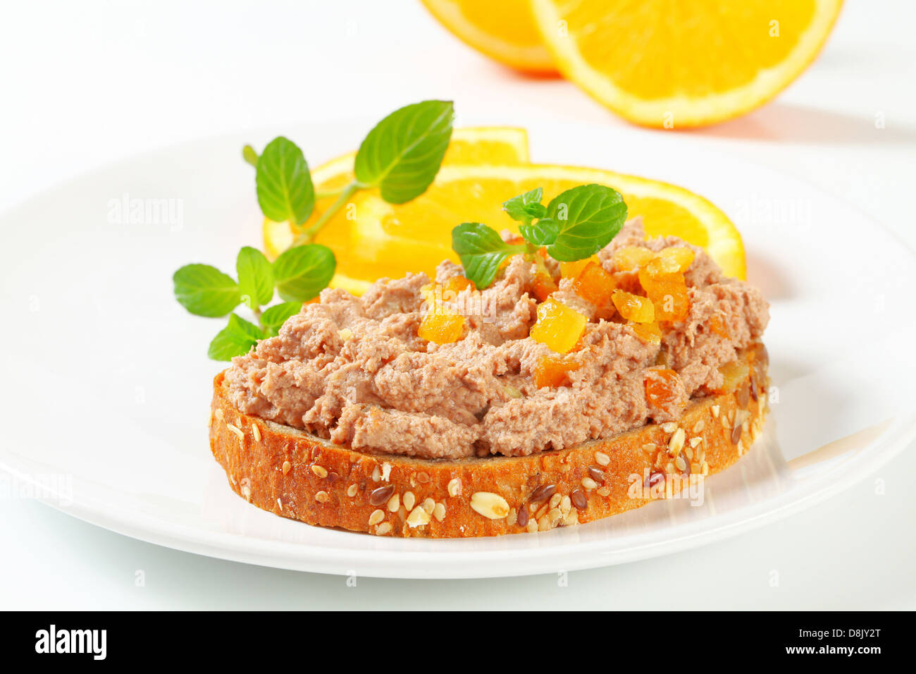 Vollkornbrot mit Fleisch Brot und kandierten Orangenschalen Stockfoto