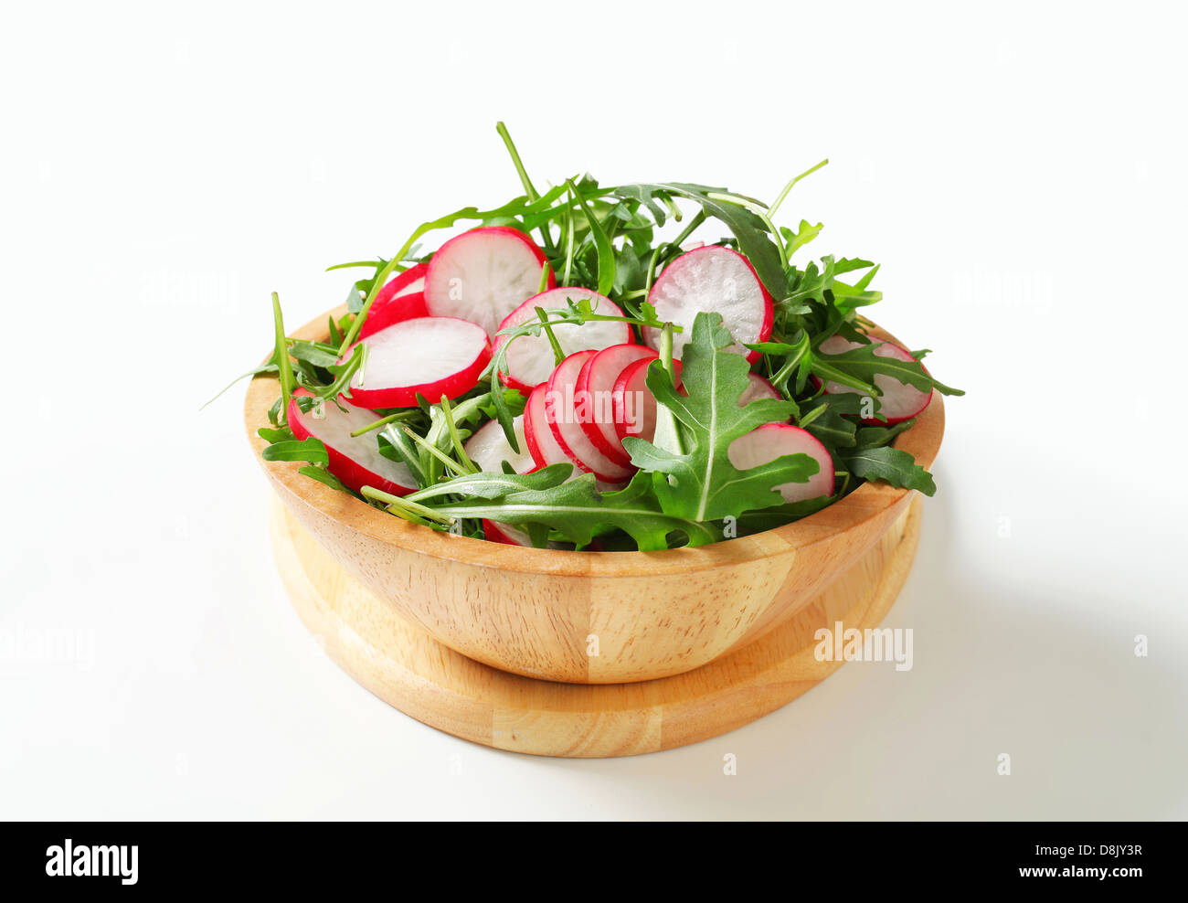 Schüssel mit Rucola-Salat und geschnittene Radieschen Stockfoto