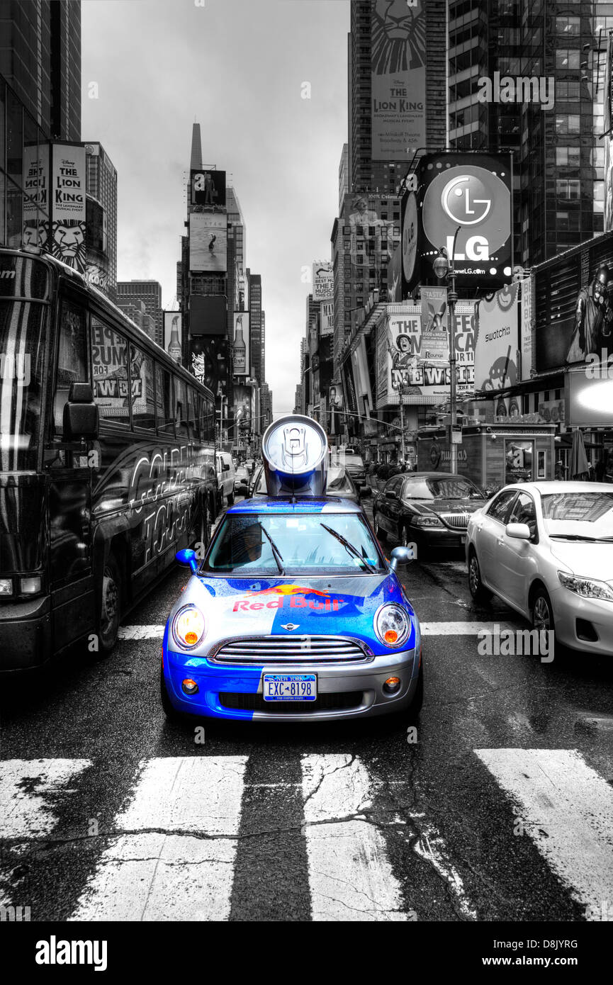 Red Bull Werbung auf Mini Auto selektive Färbung Färbung in Times Square in New York City, NY, NYC, USA, Amerika Times square Stockfoto