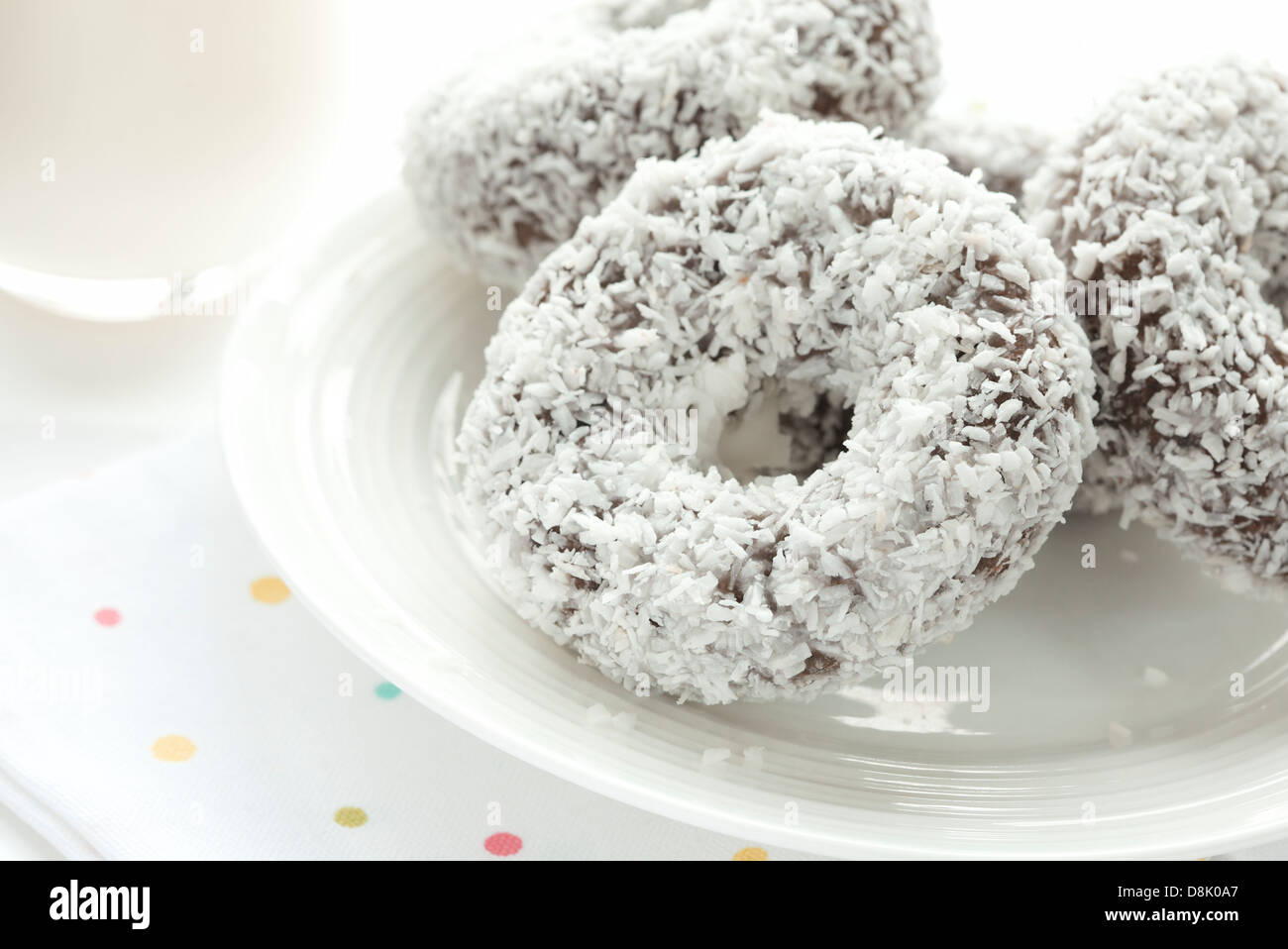 Schließen Sie herauf Bild der frisch zubereitete Schokolade Donuts bedeckt mit Kokosflocken Stockfoto