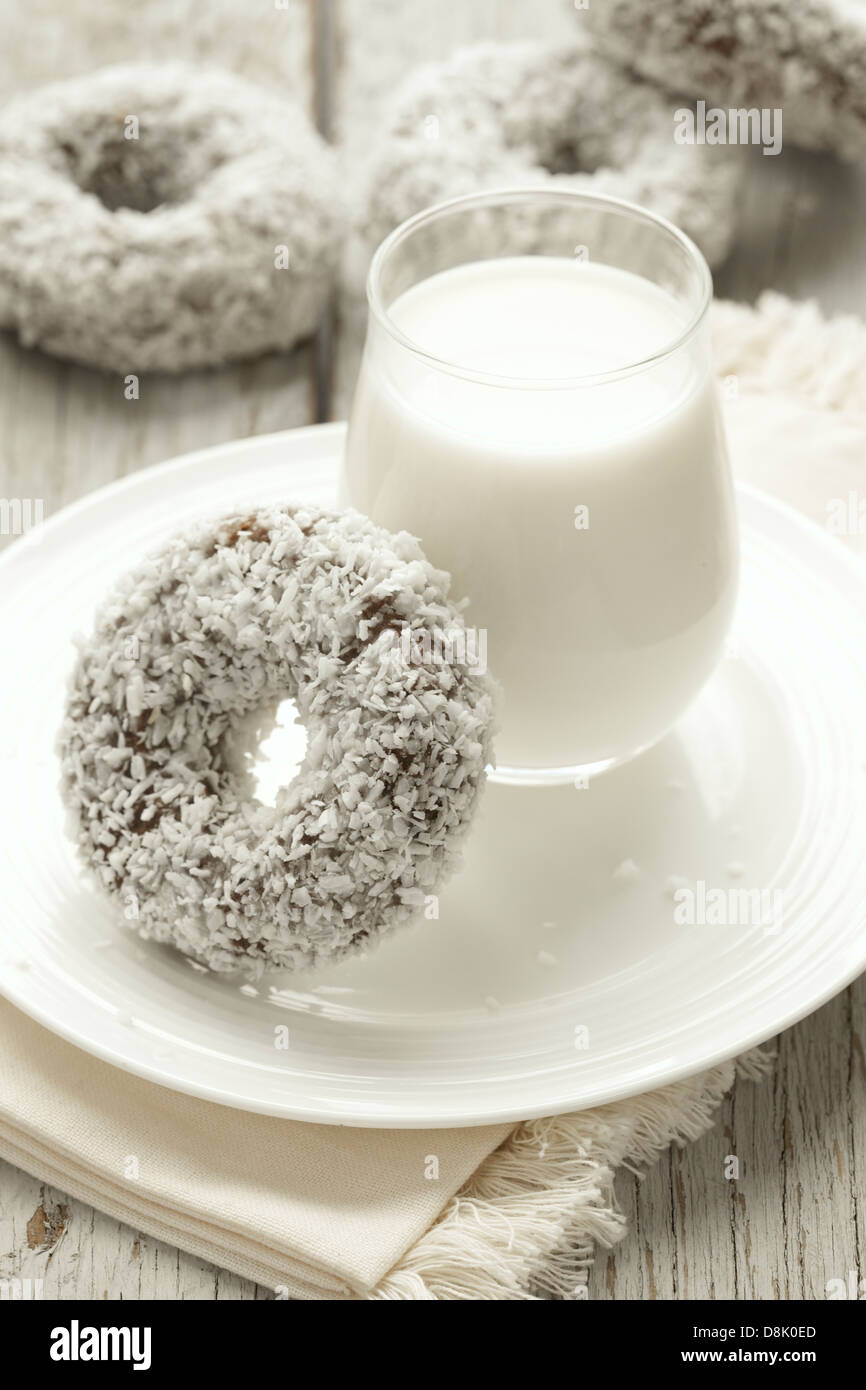 Schließen Sie herauf Bild der frisch zubereitete Schokolade Donuts bedeckt mit Kokosflocken Stockfoto