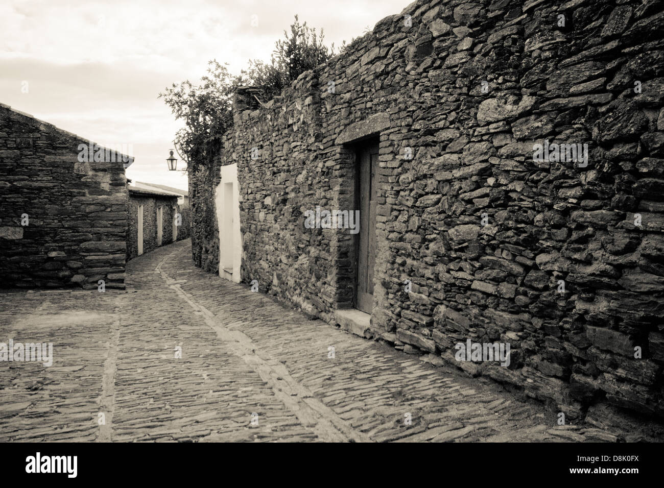 Ein schöner Durchgang in Monasaraz.  Alentejo, Portugal. Stockfoto