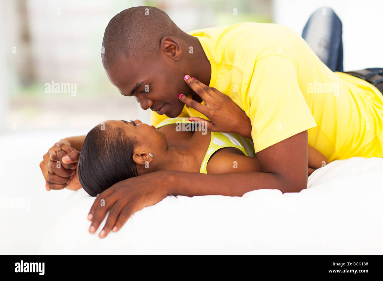 intime junge afrikanische paar im Bett Stockfoto