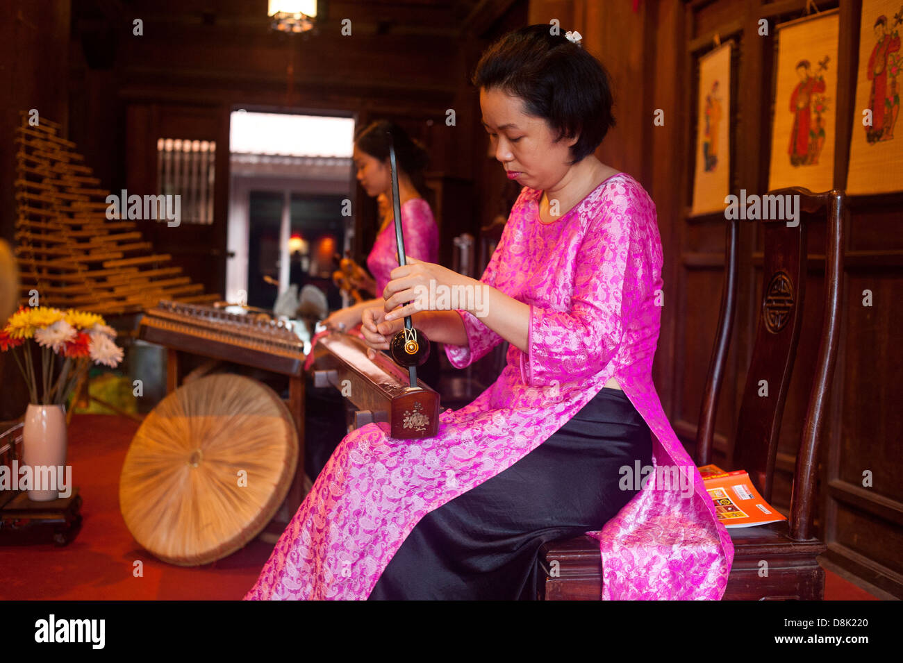 Hanoi, Vietnam - Temple of Literature, Frau spielt traditionelles Musikinstrument Stockfoto