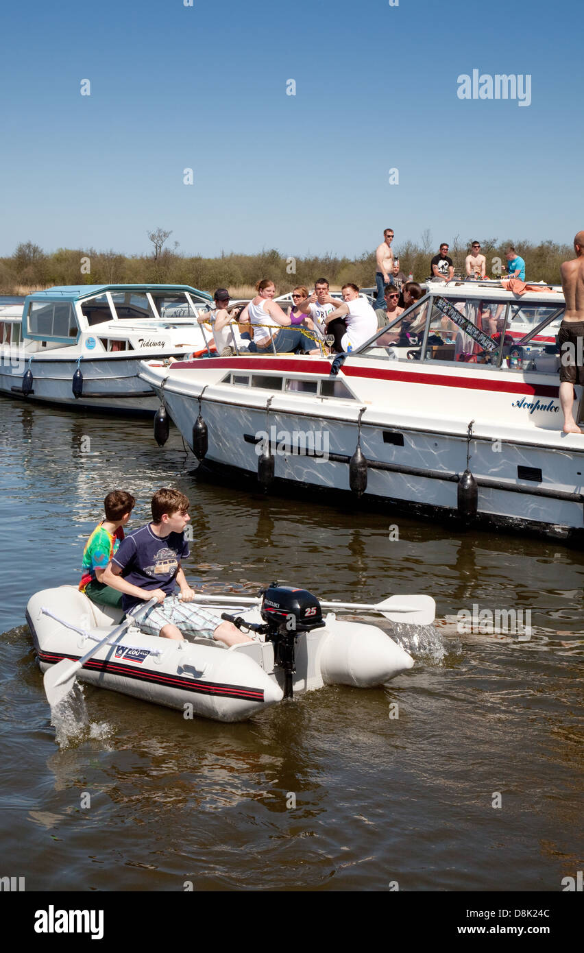 Teenager Teens Herumspielen auf Booten im Urlaub, Malthouse breit, Norfolk Broads, England UK Stockfoto