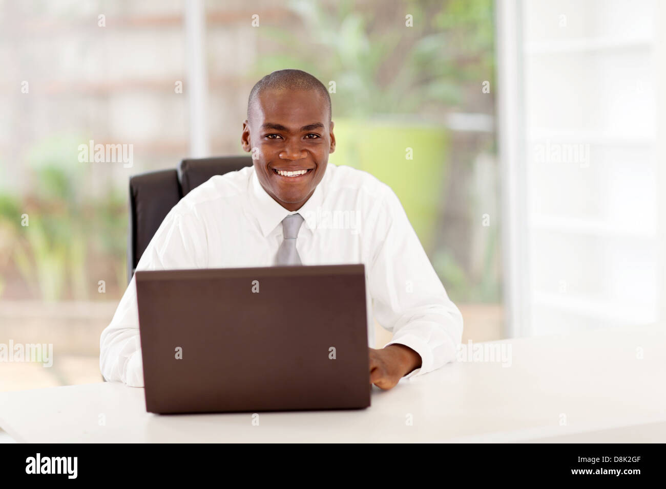 glückliche junge afroamerikanische Geschäftsmann im Büro Stockfoto