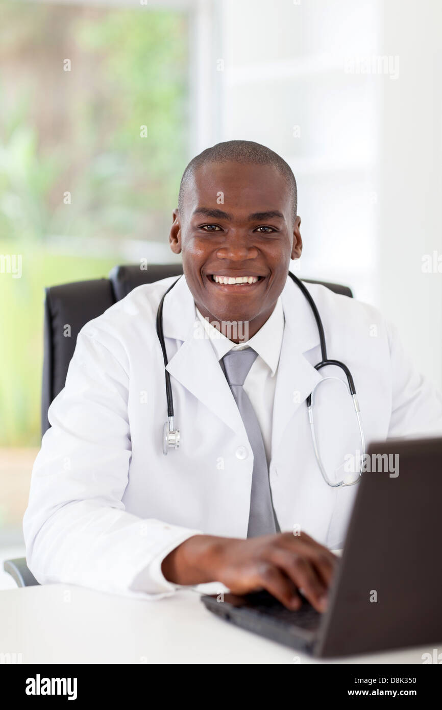 junge hübsche afroamerikanische Arzt im Büro Stockfoto