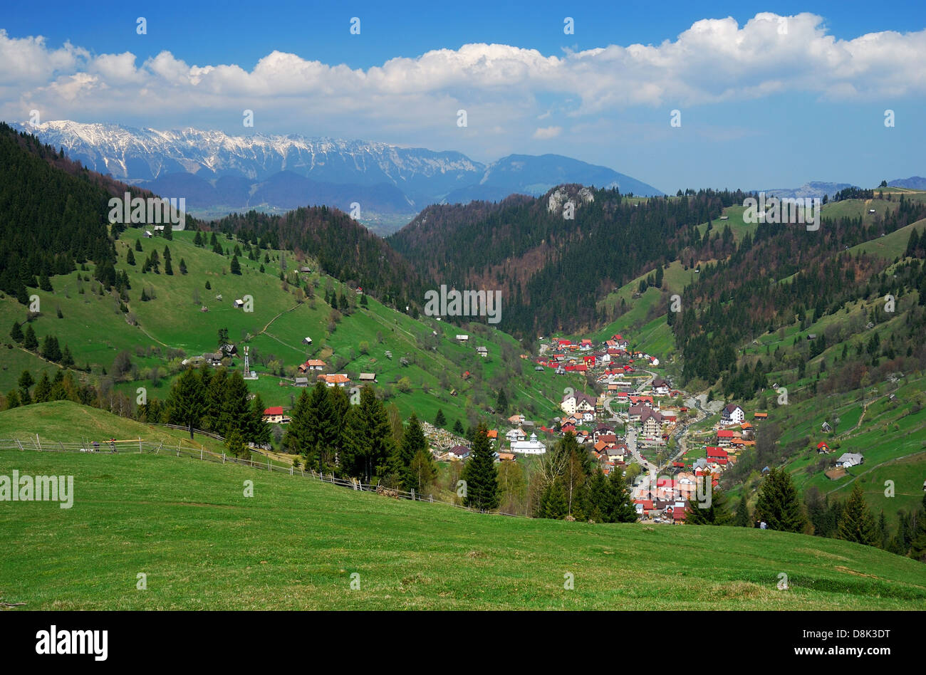Blick auf die Hügel und das Dorf Moeciu, Rumäniens Landschaft. Stockfoto