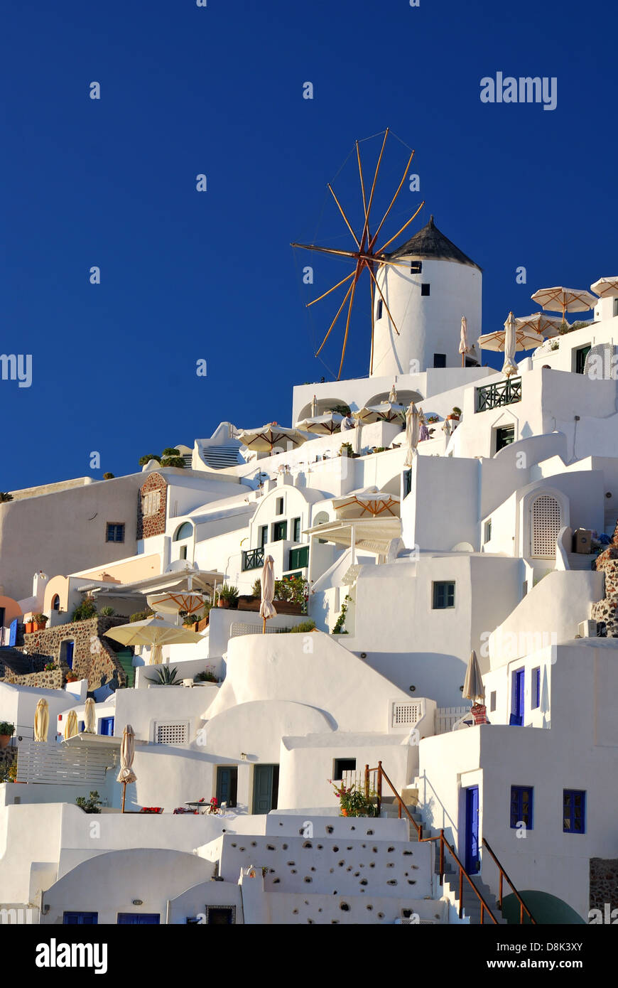 Oia ist eine Gemeinde auf der Insel Thira (Santorini) und Therasia, in den Kykladen, Griechenland. Stockfoto