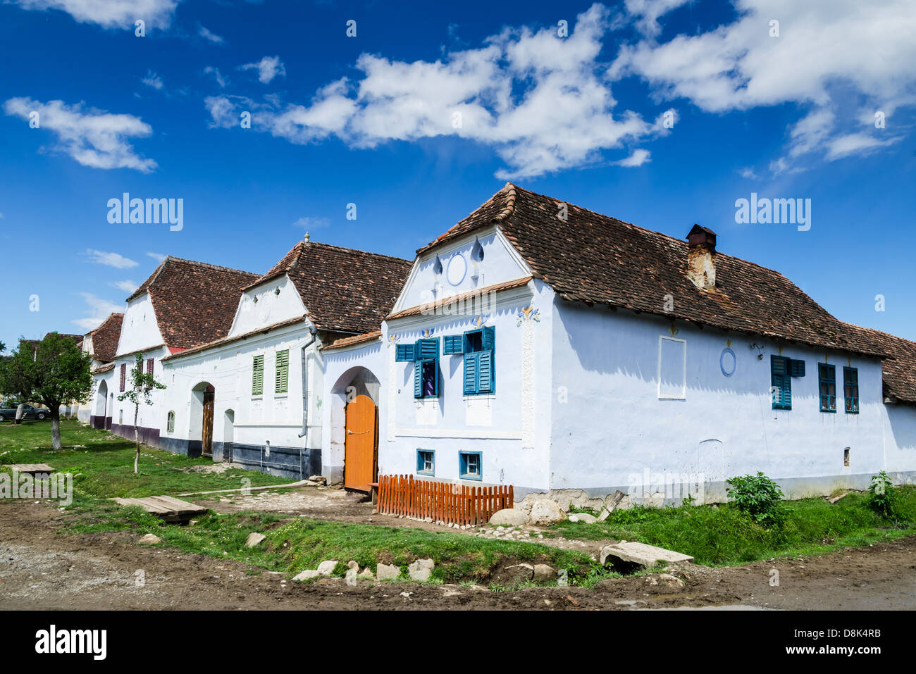 Deutsch-Weißkirch Village ist eine sächsische Landgemeinde mit Wehrkirche in Siebenbürgen, Wahrzeichen von Rumänien. Stockfoto