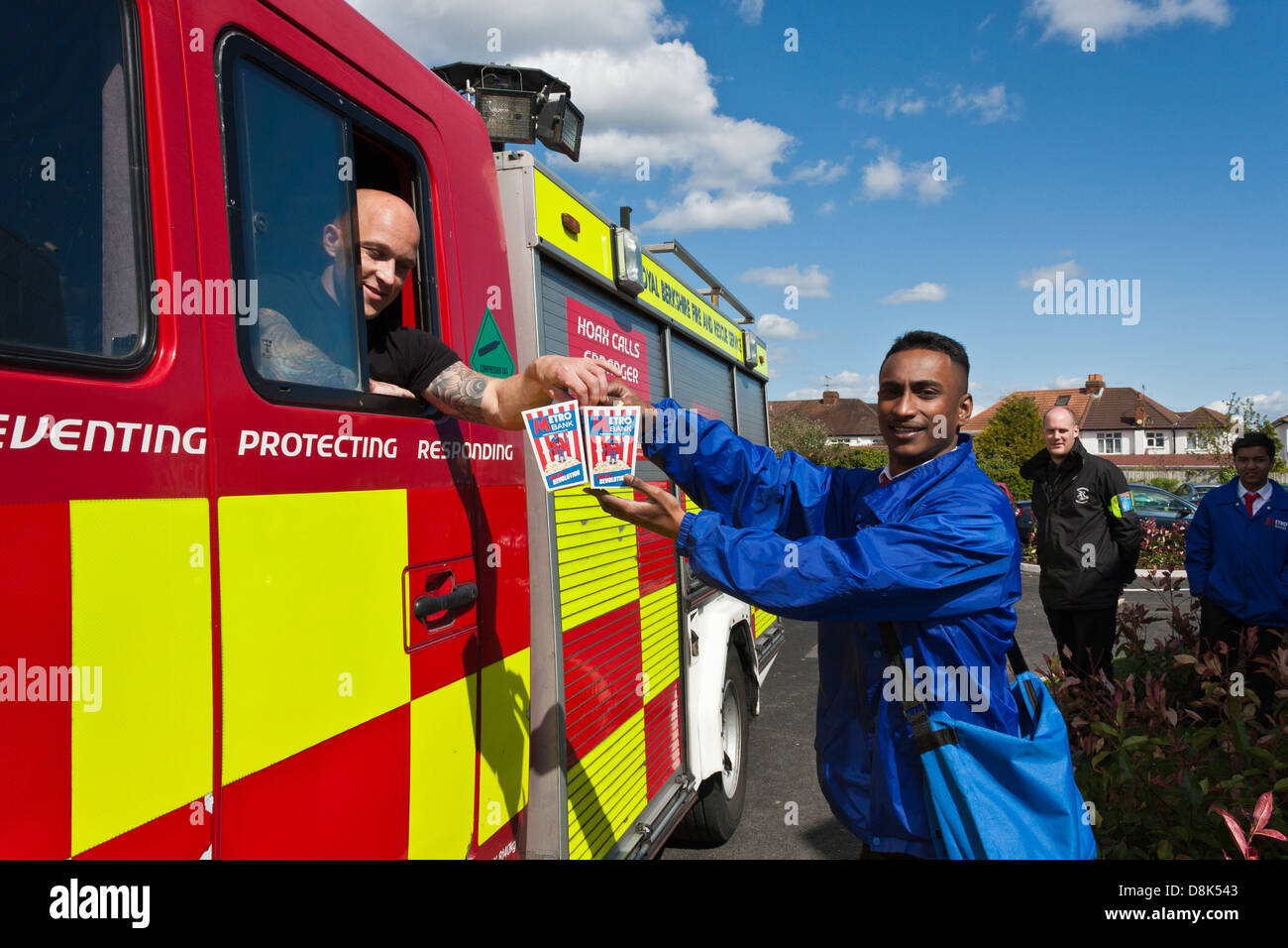 U-Bahn-Bank Filiale in Slough, Berkshire, wird Großbritanniens nur fahren-durch Bank. Ein Mitarbeiter begrüßt Verabschiedung Feuerwehrleute. Stockfoto