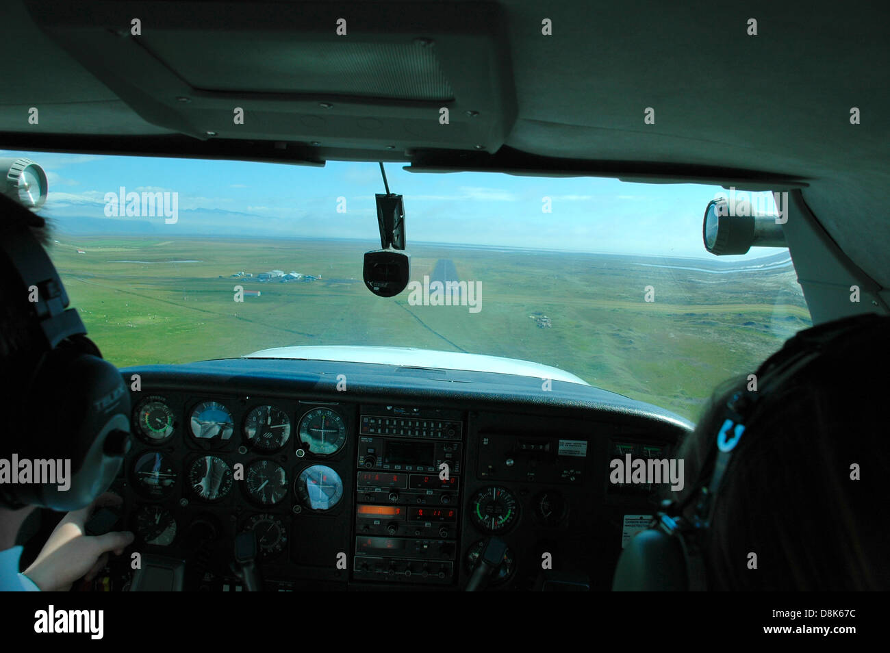 Endanflug auf Bakkaflugvöllur Flugplatz in einer Cessna-Flugzeuge - eine kleine Landebahn im Süden Islands Stockfoto